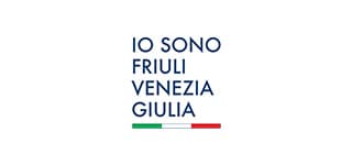 Logo con la scritta blu IO SONO FRIULI VENEZIA GIULIA e una bandiera italiana sottostante, nei colori verde, bianco e rosso.