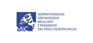 Logo con un riquadro blu raffigurante una testa bianca di profilo. Sotto, la sigla MIC. A destra, la scritta blu Soprintendenza Archeologia Belle Arti e Paesaggio del Friuli Venezia Giulia.